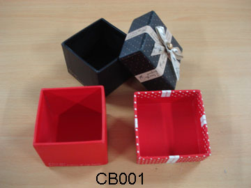 Kleine Kartons mit dekorativen Bändern